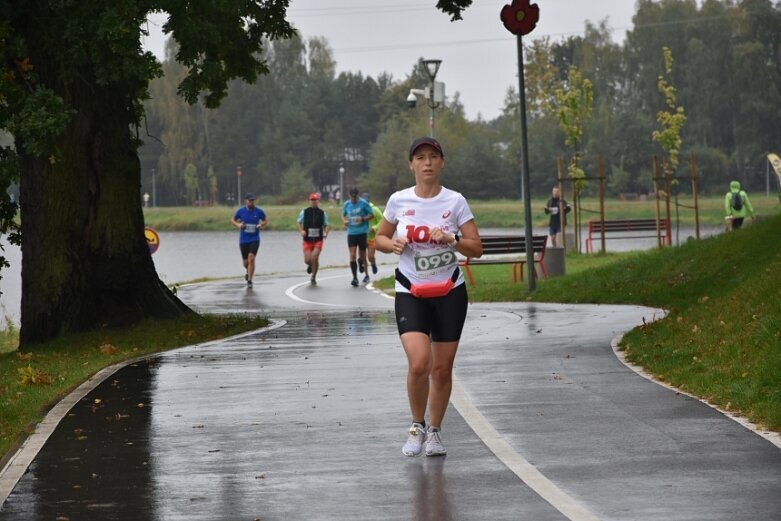  Deszczowy Bieg Zielonego Jabłuszka. Zwycięstwo Artura Kamińskiego  