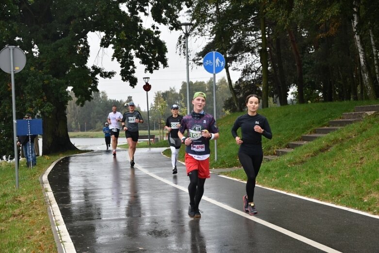  Deszczowy Bieg Zielonego Jabłuszka. Zwycięstwo Artura Kamińskiego  