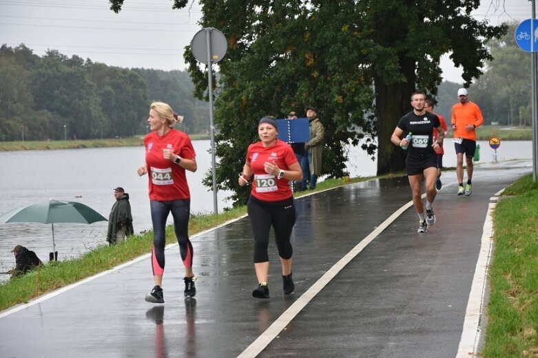  Deszczowy Bieg Zielonego Jabłuszka. Zwycięstwo Artura Kamińskiego  