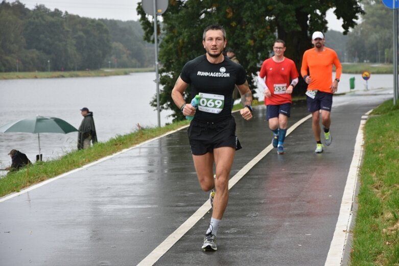  Deszczowy Bieg Zielonego Jabłuszka. Zwycięstwo Artura Kamińskiego  