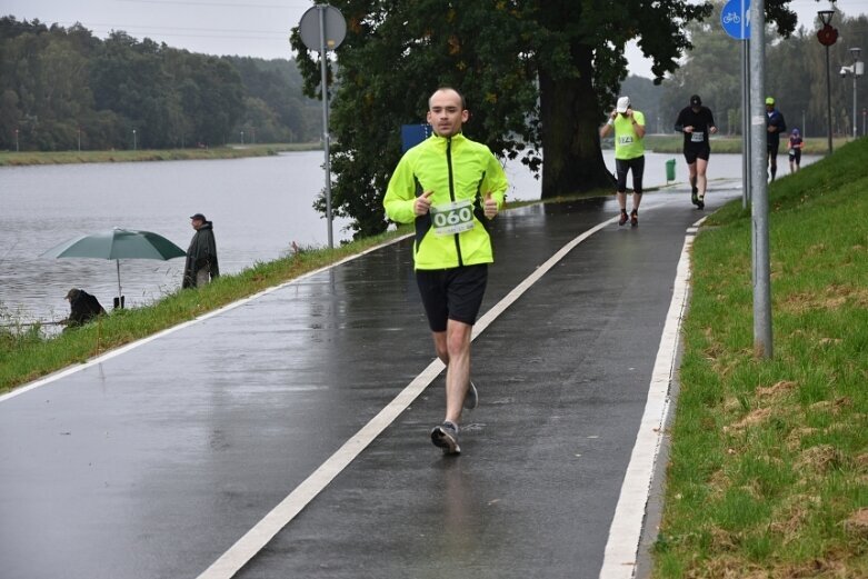  Deszczowy Bieg Zielonego Jabłuszka. Zwycięstwo Artura Kamińskiego  