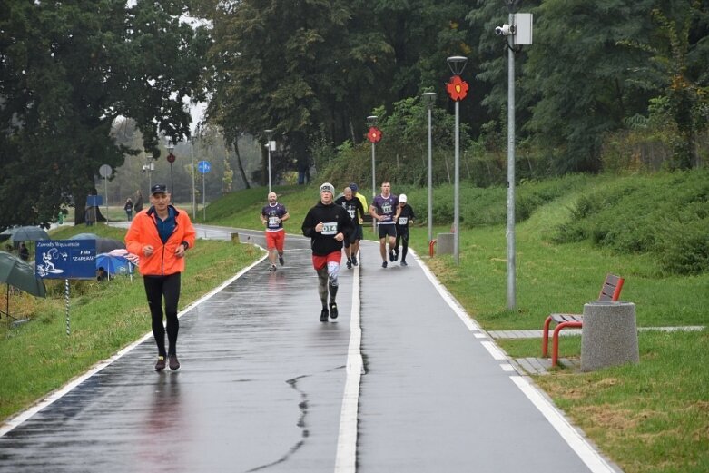  Deszczowy Bieg Zielonego Jabłuszka. Zwycięstwo Artura Kamińskiego  