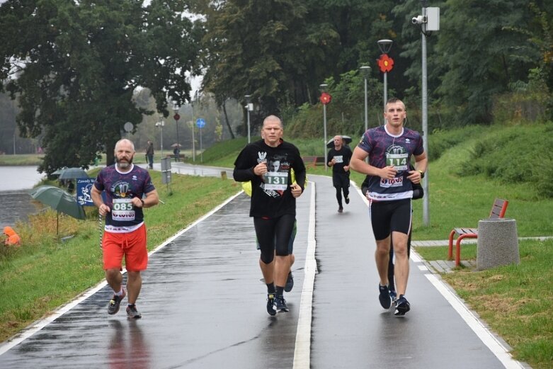  Deszczowy Bieg Zielonego Jabłuszka. Zwycięstwo Artura Kamińskiego  