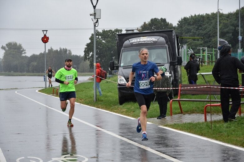  Deszczowy Bieg Zielonego Jabłuszka. Zwycięstwo Artura Kamińskiego  