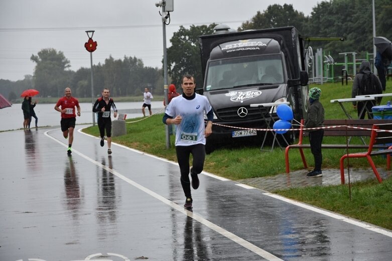  Deszczowy Bieg Zielonego Jabłuszka. Zwycięstwo Artura Kamińskiego  