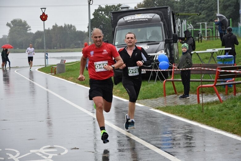  Deszczowy Bieg Zielonego Jabłuszka. Zwycięstwo Artura Kamińskiego  