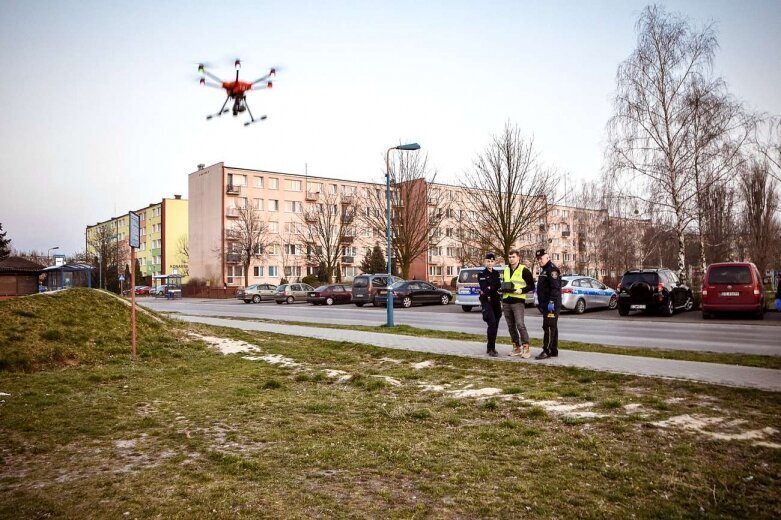  Dronem patrolowali Skierniewice 