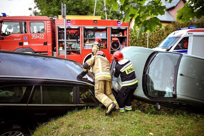  Dwa samochody w rowie na ulicy Kościuszki 