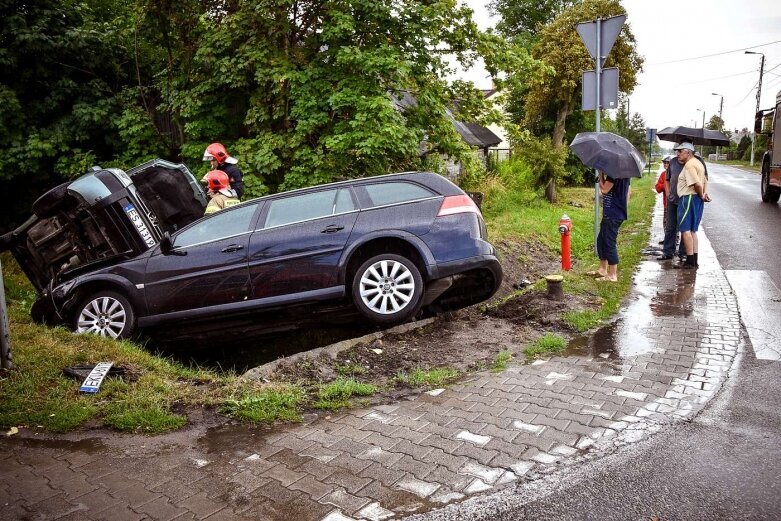  Dwa samochody w rowie na ulicy Kościuszki 