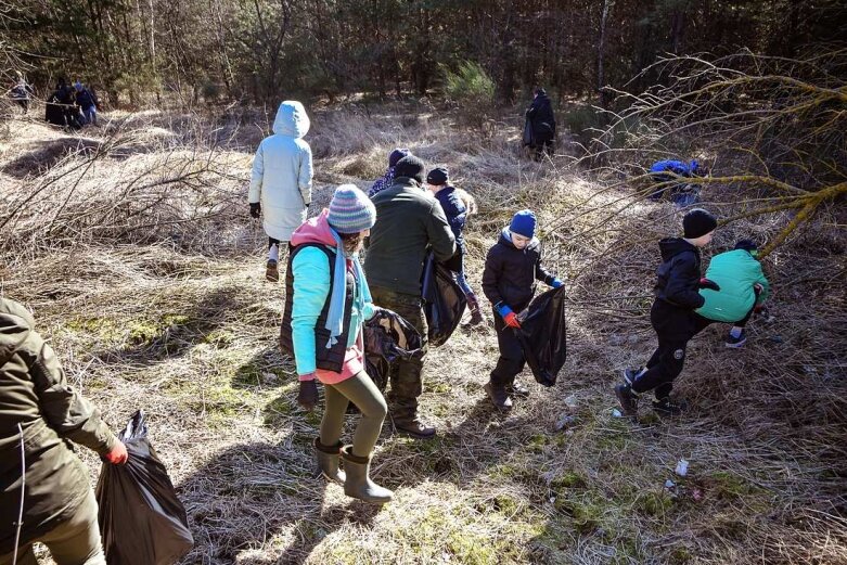  Dzieci sprzątały w leśnictwie Babsk [ZDJĘCIA] 