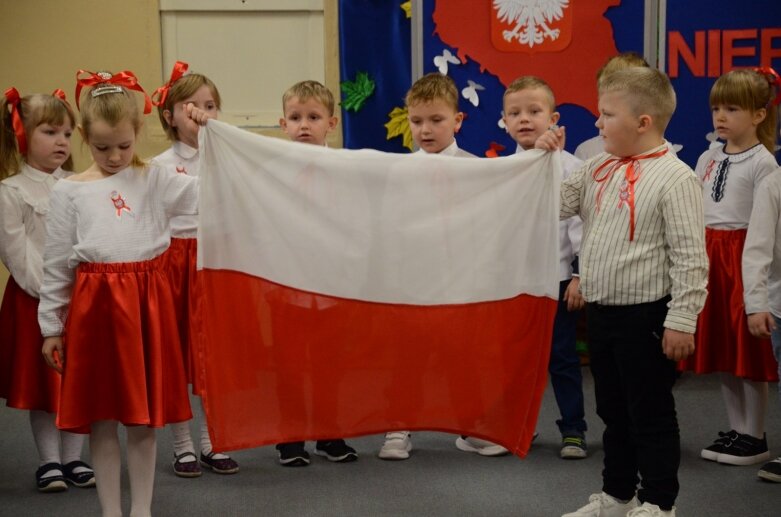  Dzieci z „Piątki” świętowały 106. rocznicę odzyskania niepodległości  