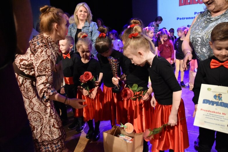  Dziecięca energia i kolor na scenie, czyli festiwal „Tańczący Brzdąc” 