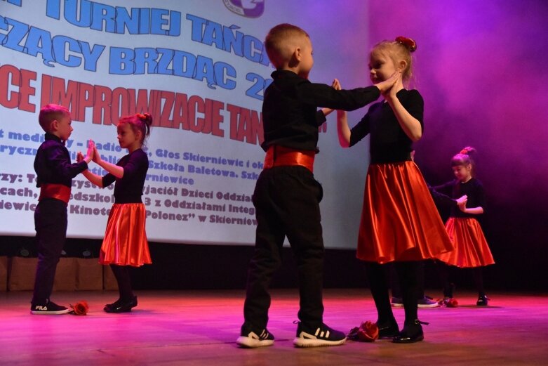  Dziecięca energia i kolor na scenie, czyli festiwal „Tańczący Brzdąc” 