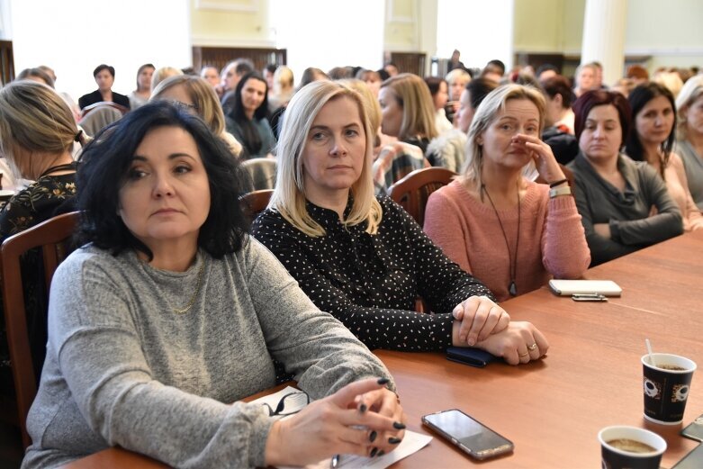  Dziecko w świecie zagrożeń na konferencji 