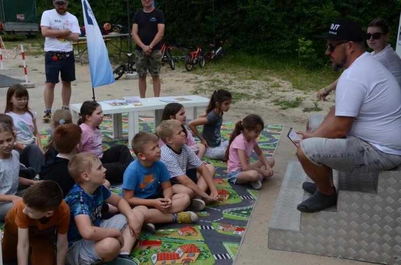  Dzięki jego zwycięstwu w konkursie, w szkole pojawiło się miasteczko ruchu drogowego 