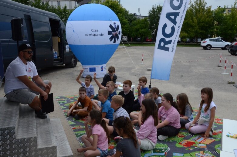  Dzięki jego zwycięstwu w konkursie, w szkole pojawiło się miasteczko ruchu drogowego 