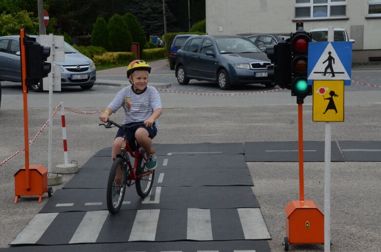  Dzięki jego zwycięstwu w konkursie, w szkole pojawiło się miasteczko ruchu drogowego 