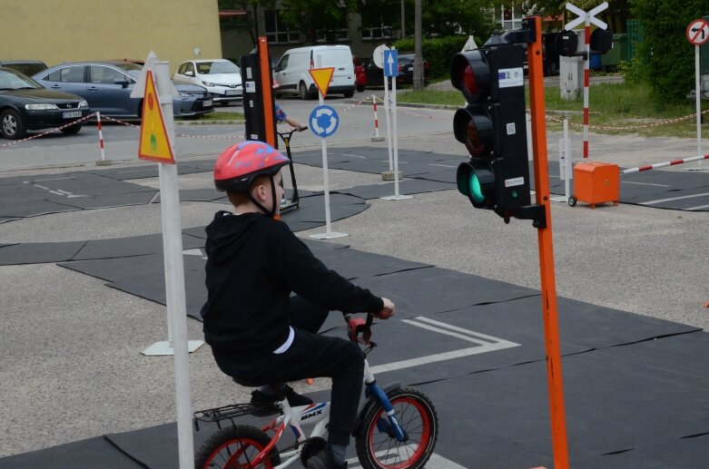  Dzięki jego zwycięstwu w konkursie, w szkole pojawiło się miasteczko ruchu drogowego 