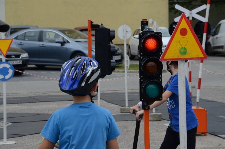  Dzięki jego zwycięstwu w konkursie, w szkole pojawiło się miasteczko ruchu drogowego 