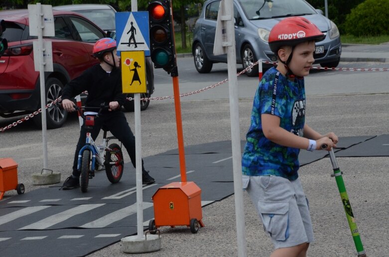  Dzięki jego zwycięstwu w konkursie, w szkole pojawiło się miasteczko ruchu drogowego 