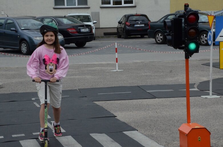  Dzięki jego zwycięstwu w konkursie, w szkole pojawiło się miasteczko ruchu drogowego 