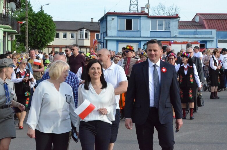  Dzień Flagi 2024: tłum skierniewiczan niosł ulicami miasta flagę 