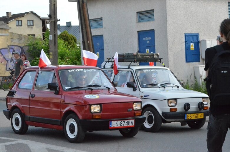  Dzień Flagi 2024: tłum skierniewiczan niosł ulicami miasta flagę 