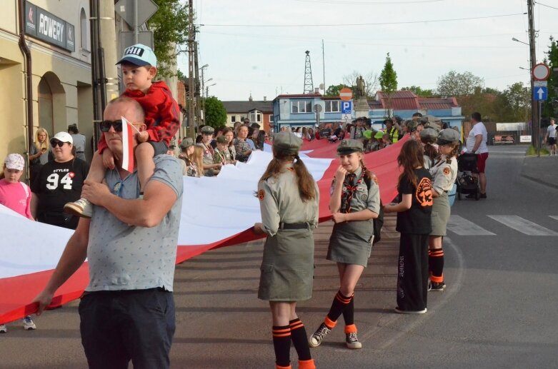  Dzień Flagi 2024: tłum skierniewiczan niosł ulicami miasta flagę 