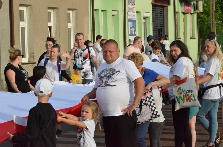  Dzień Flagi 2024: tłum skierniewiczan niosł ulicami miasta flagę 