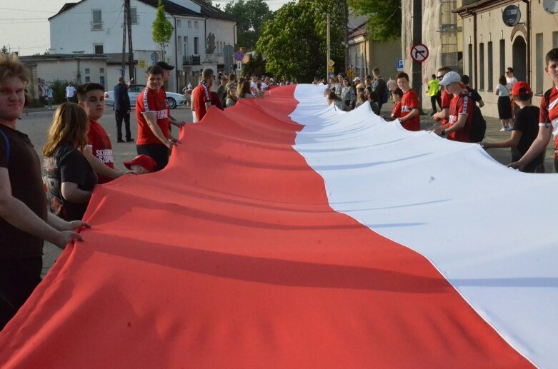  Dzień Flagi 2024: tłum skierniewiczan niosł ulicami miasta flagę 