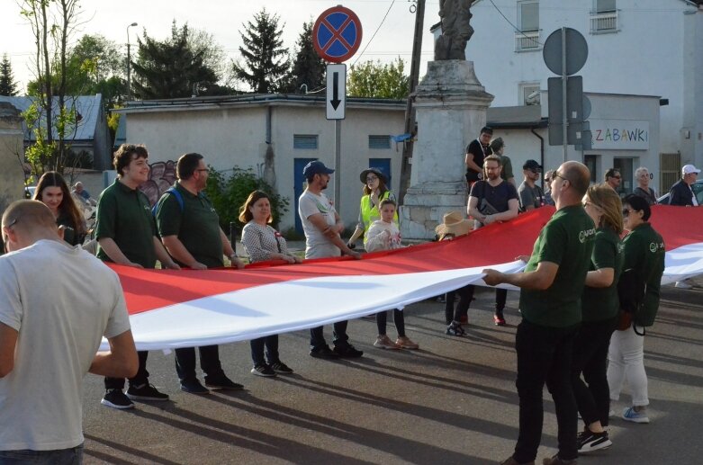  Dzień Flagi 2024: tłum skierniewiczan niosł ulicami miasta flagę 