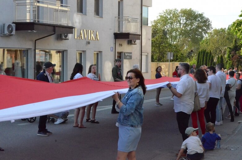  Dzień Flagi 2024: tłum skierniewiczan niosł ulicami miasta flagę 