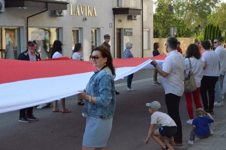  Dzień Flagi 2024: tłum skierniewiczan niosł ulicami miasta flagę 