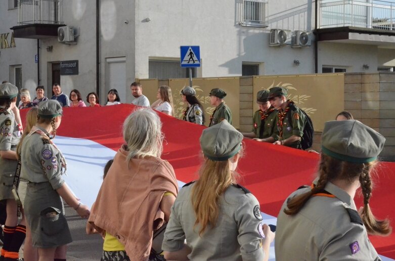  Dzień Flagi 2024: tłum skierniewiczan niosł ulicami miasta flagę 