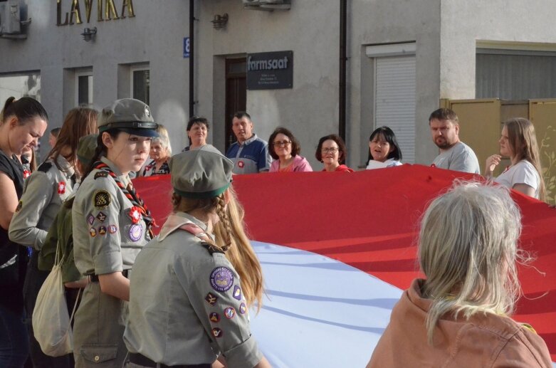  Dzień Flagi 2024: tłum skierniewiczan niosł ulicami miasta flagę 