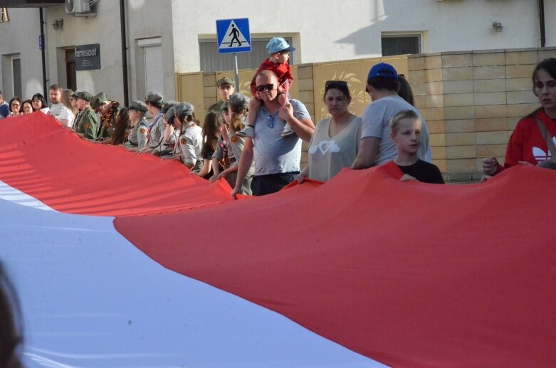  Dzień Flagi 2024: tłum skierniewiczan niosł ulicami miasta flagę 