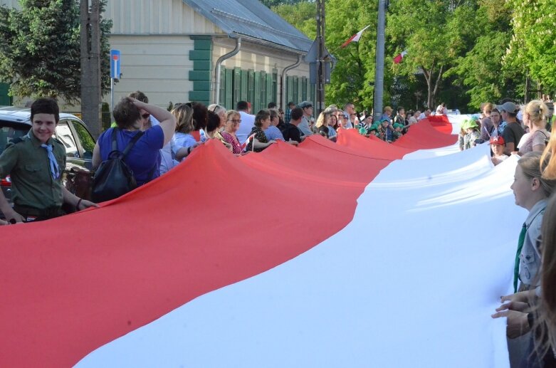  Dzień Flagi 2024: tłum skierniewiczan niosł ulicami miasta flagę 