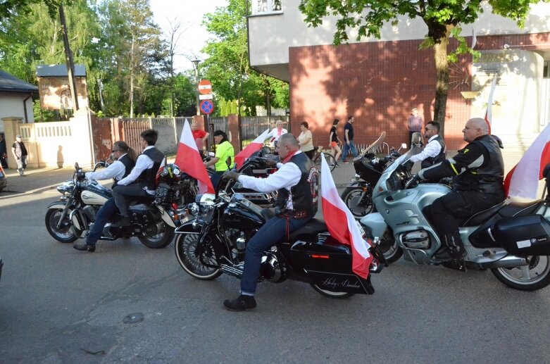  Dzień Flagi 2024: tłum skierniewiczan niosł ulicami miasta flagę 