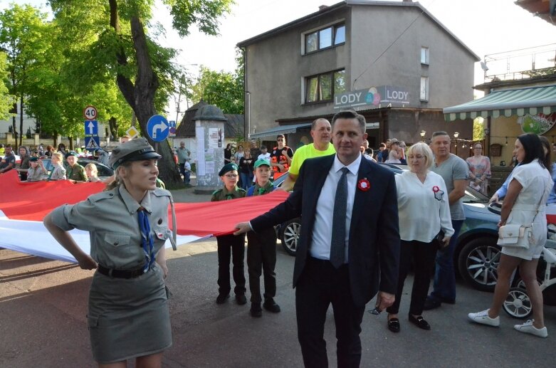  Dzień Flagi 2024: tłum skierniewiczan niosł ulicami miasta flagę 