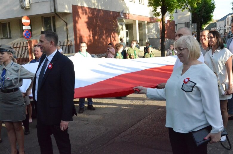  Dzień Flagi 2024: tłum skierniewiczan niosł ulicami miasta flagę 