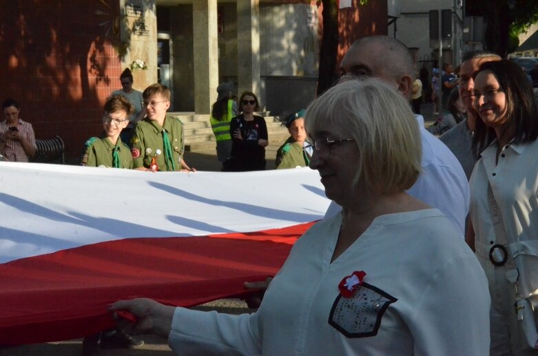  Dzień Flagi 2024: tłum skierniewiczan niosł ulicami miasta flagę 