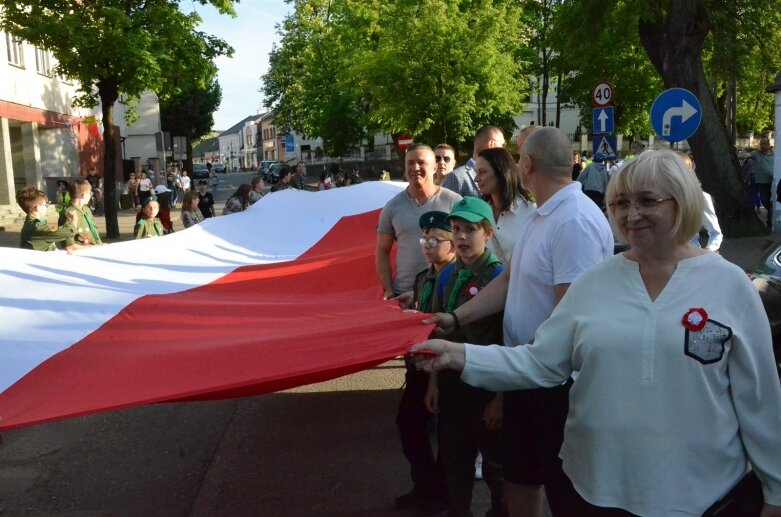  Dzień Flagi 2024: tłum skierniewiczan niosł ulicami miasta flagę 