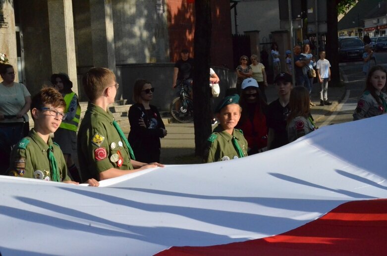  Dzień Flagi 2024: tłum skierniewiczan niosł ulicami miasta flagę 