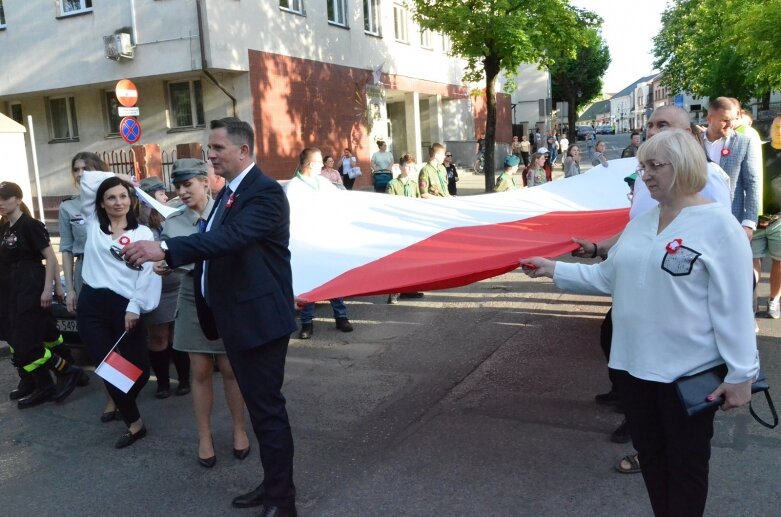  Dzień Flagi 2024: tłum skierniewiczan niosł ulicami miasta flagę 