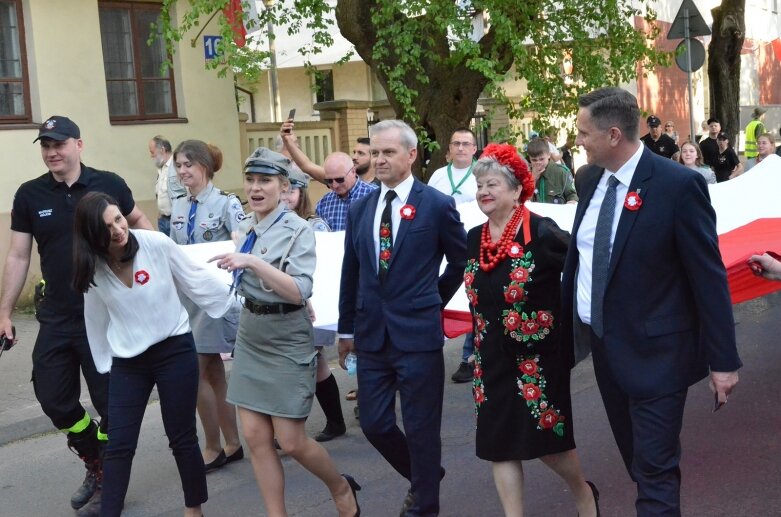  Dzień Flagi 2024: tłum skierniewiczan niosł ulicami miasta flagę 