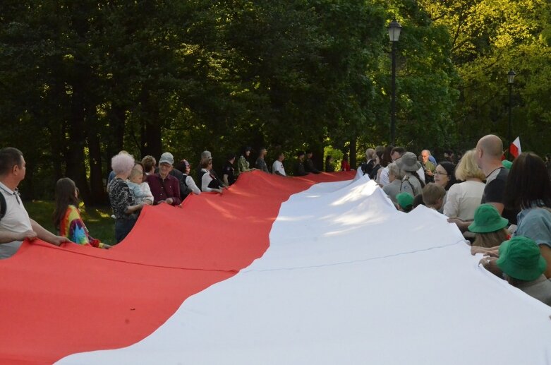  Dzień Flagi 2024: tłum skierniewiczan niosł ulicami miasta flagę 