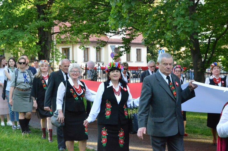  Dzień Flagi 2024: tłum skierniewiczan niosł ulicami miasta flagę 