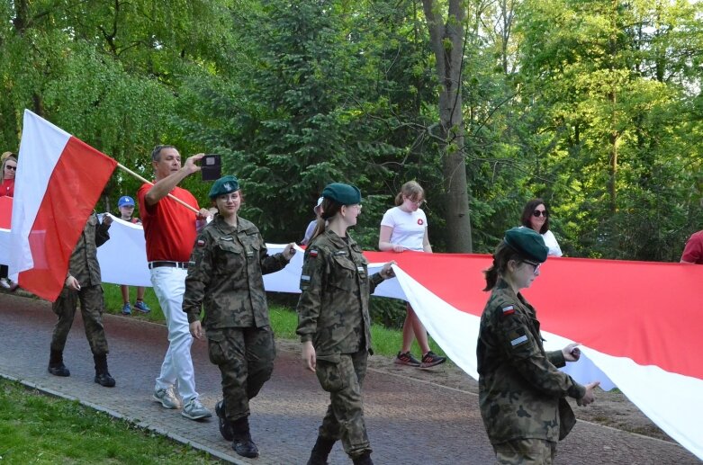  Dzień Flagi 2024: tłum skierniewiczan niosł ulicami miasta flagę 