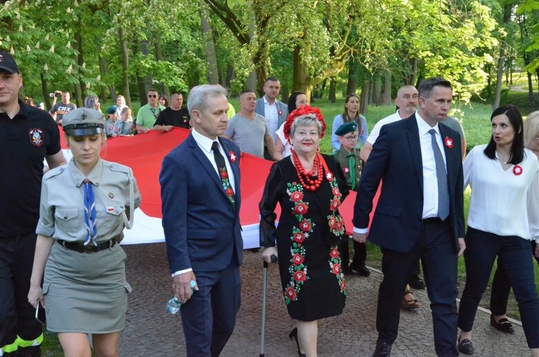  Dzień Flagi 2024: tłum skierniewiczan niosł ulicami miasta flagę 