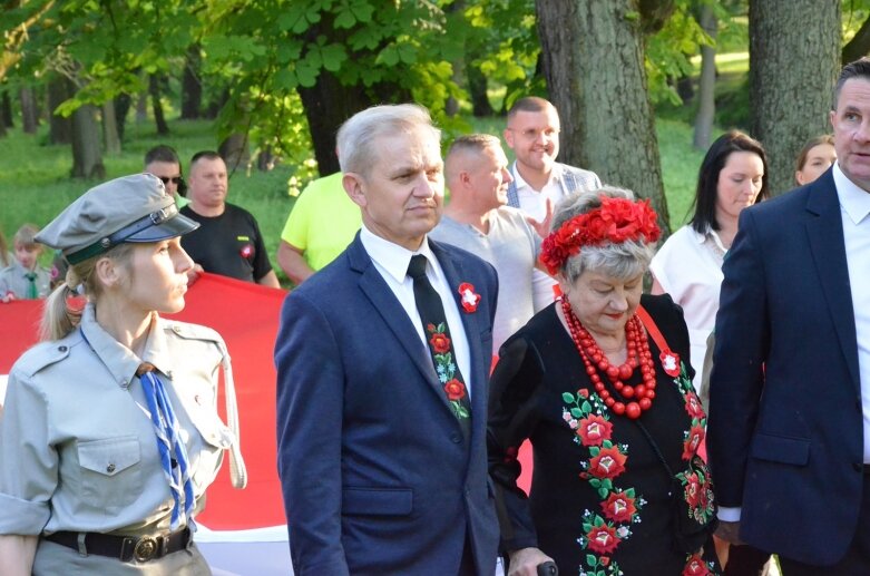  Dzień Flagi 2024: tłum skierniewiczan niosł ulicami miasta flagę 